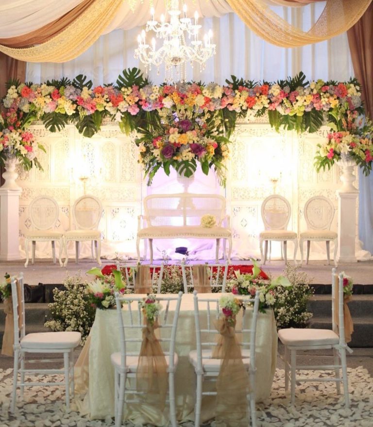 Dekorasi pernikahan di rumah bertemakan minimalis - Classy Tent
